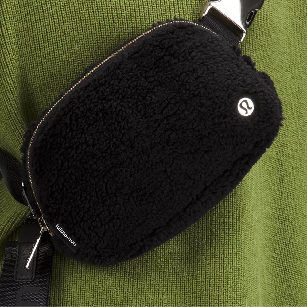 lululemon Sherpa Everywhere Belt Bag Black & Gold